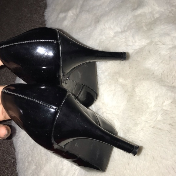 BLACK HEELS - Picture 3 of 3